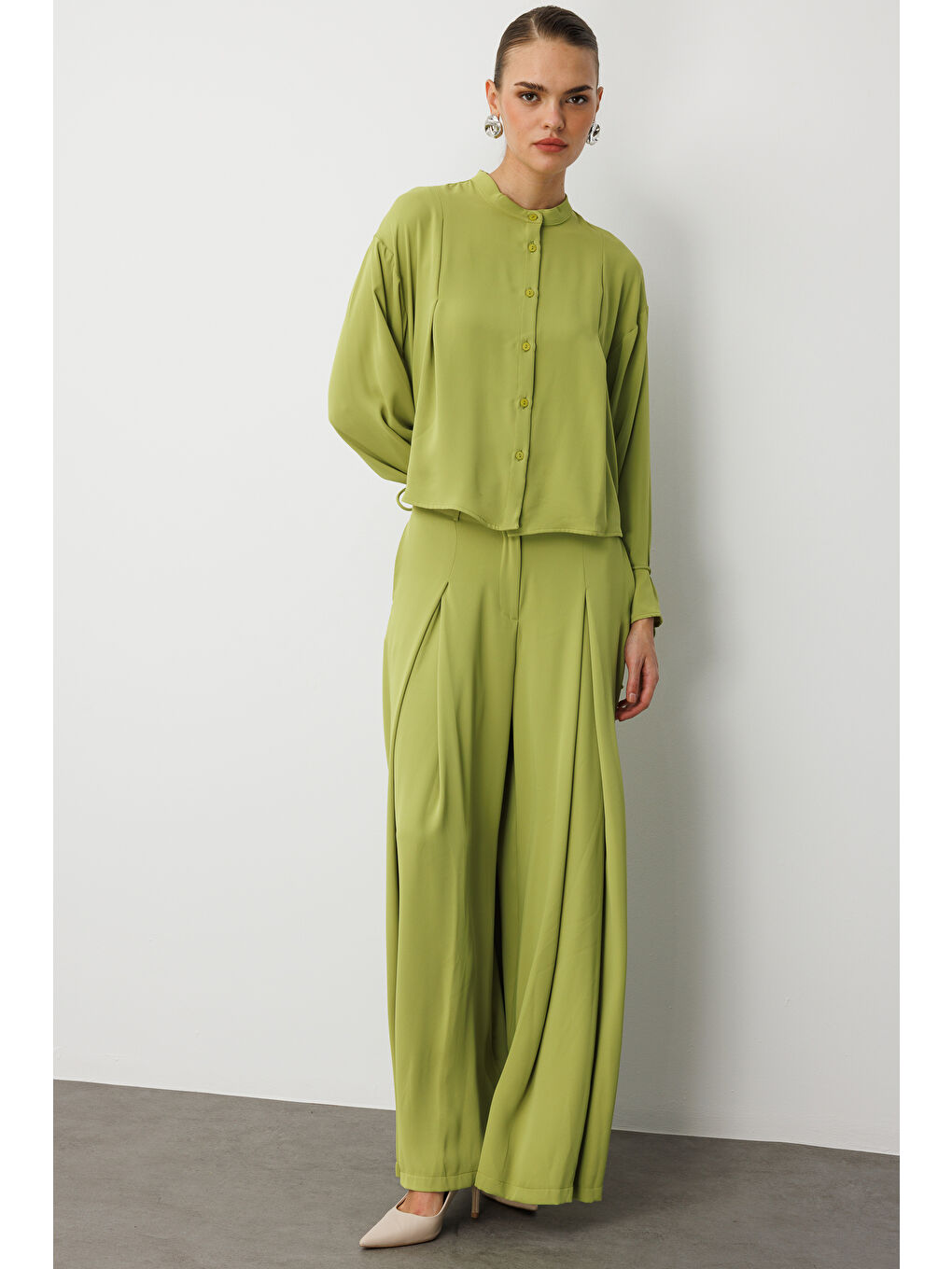 Fıstık Yeşili Hakim Yaka Piliseli Şifon Kısa Yeşil Gömlek-2