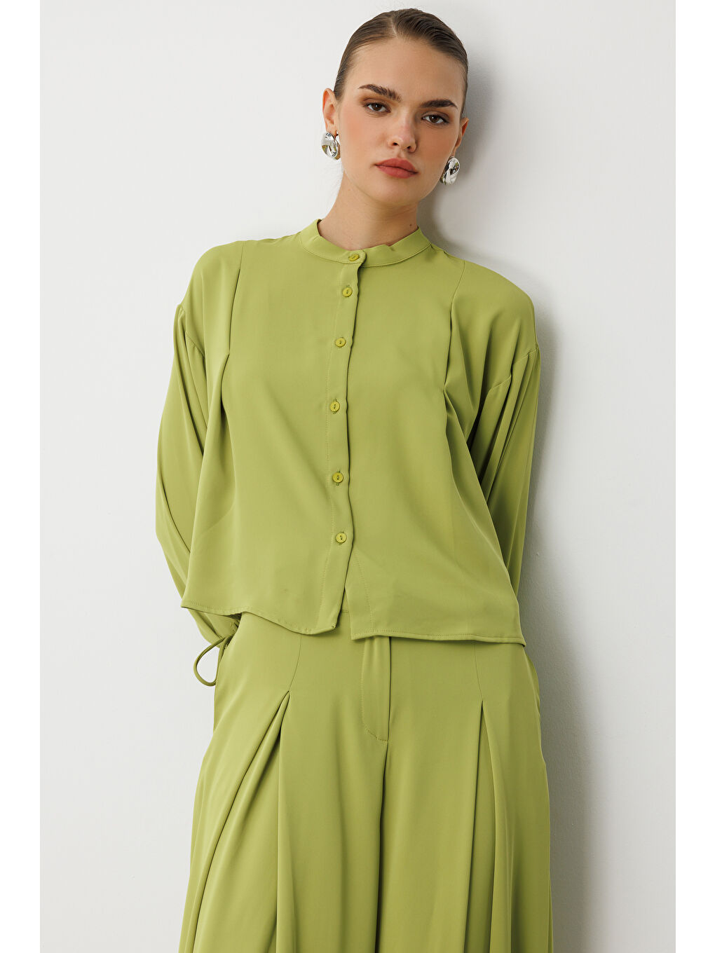 Fıstık Yeşili Hakim Yaka Piliseli Şifon Kısa Yeşil Gömlek-3