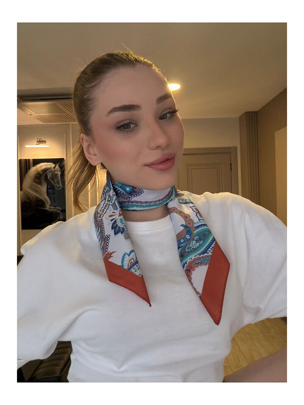 Kadın Desenli Saten Boyun Fuları Bandana Turuncu Mavi Ekru FLR2006-1