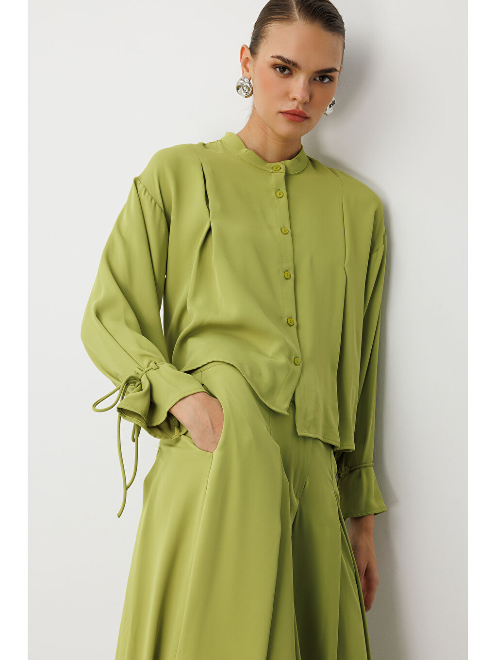 Fıstık Yeşili Hakim Yaka Piliseli Şifon Kısa Yeşil Gömlek-4