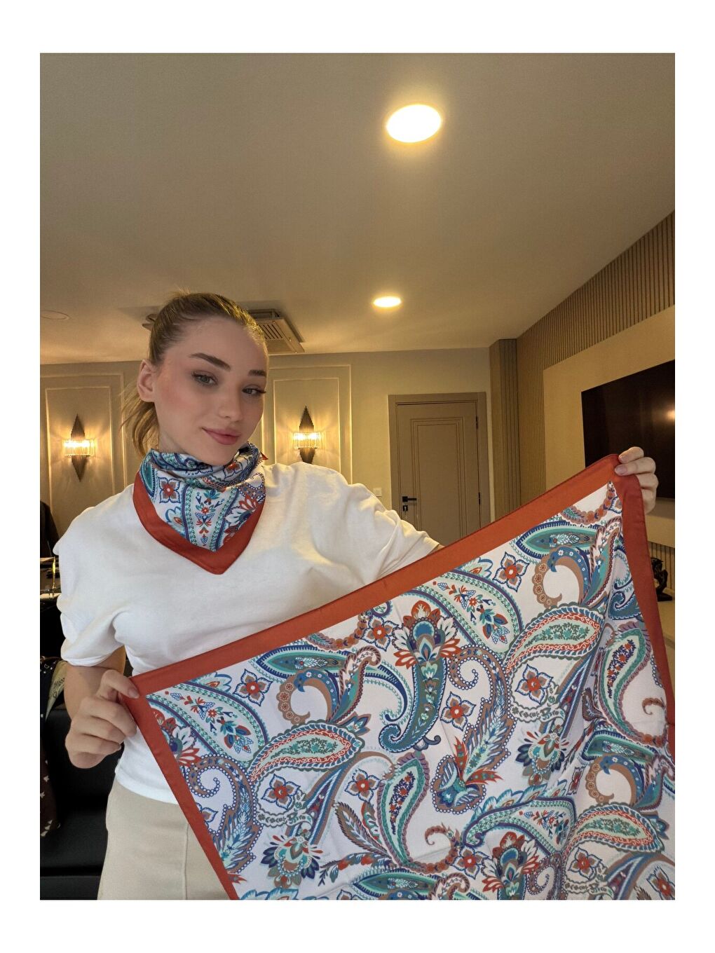 Kadın Desenli Saten Boyun Fuları Bandana Turuncu Mavi Ekru FLR2006-2