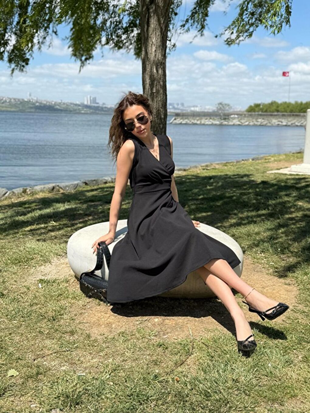 Siyah Kadın Ithal Krep Kumaş Kruvaze Yaka Eteği Kloş Kolsuz Mini Elbise-1