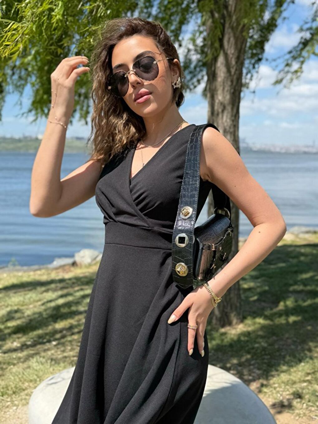 Siyah Kadın Ithal Krep Kumaş Kruvaze Yaka Eteği Kloş Kolsuz Mini Elbise-3