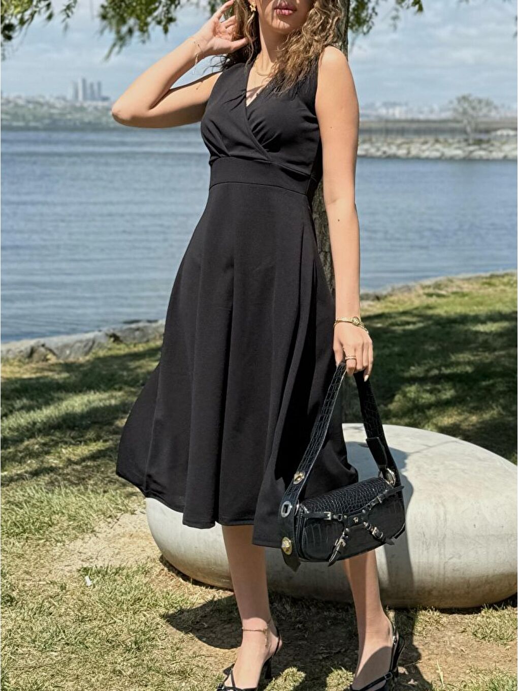 Siyah Kadın Ithal Krep Kumaş Kruvaze Yaka Eteği Kloş Kolsuz Mini Elbise-4