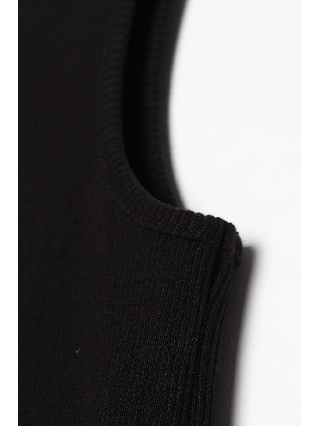 Siyah Pamuklu Fitilli Kolsuz Tişört-4