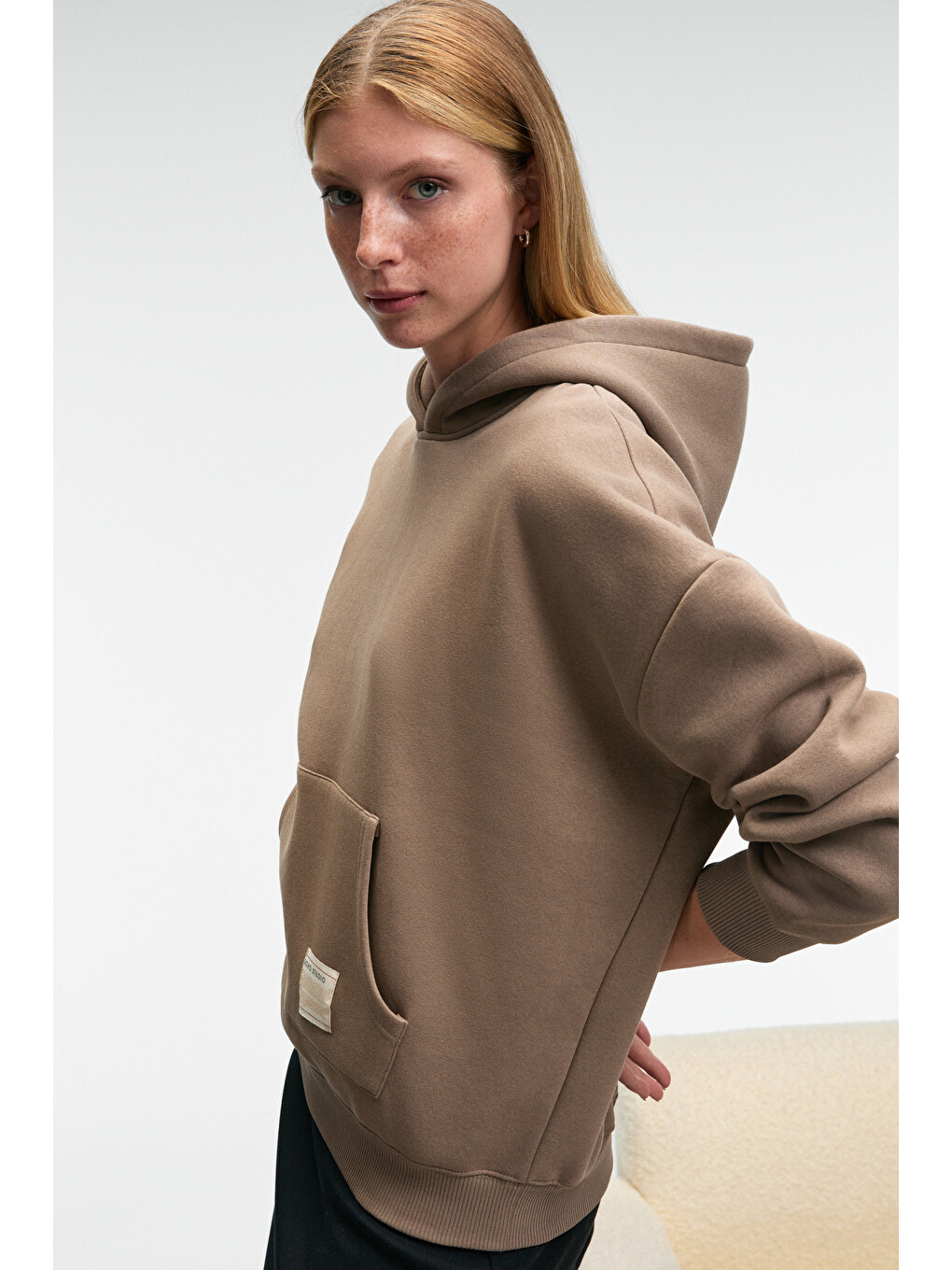 Bej Clarıe Kadın Organik Pamuklu Oversize Kanguru Cepli Kapüşonlu Vizon Sweatshirt-4