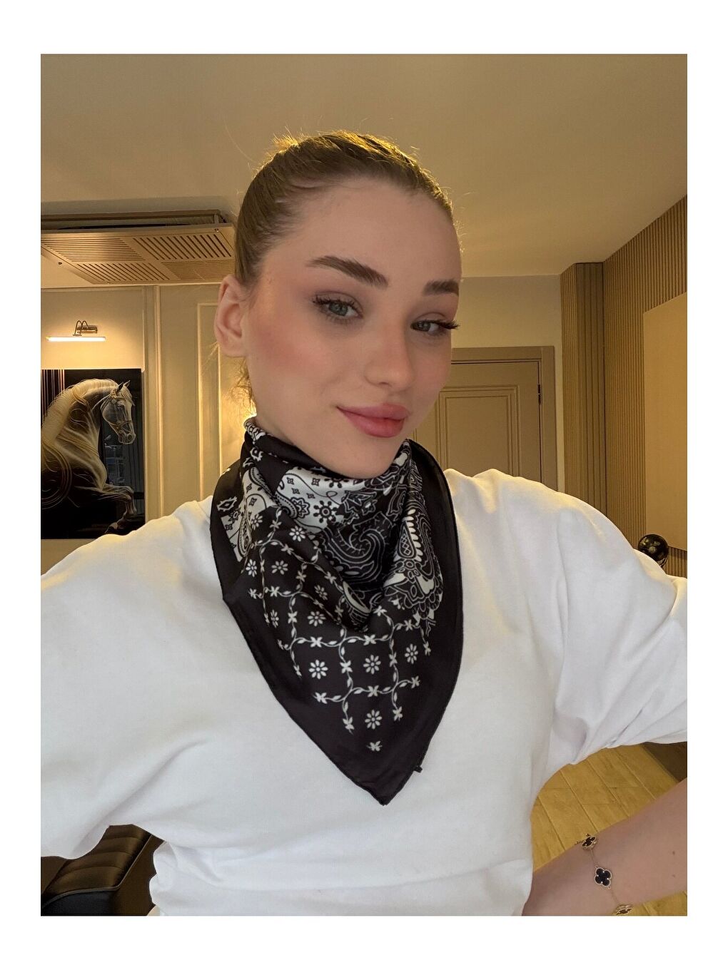 Kadın Desenli Saten Boyun Fuları Bandana Siyah Beyaz FLR2005