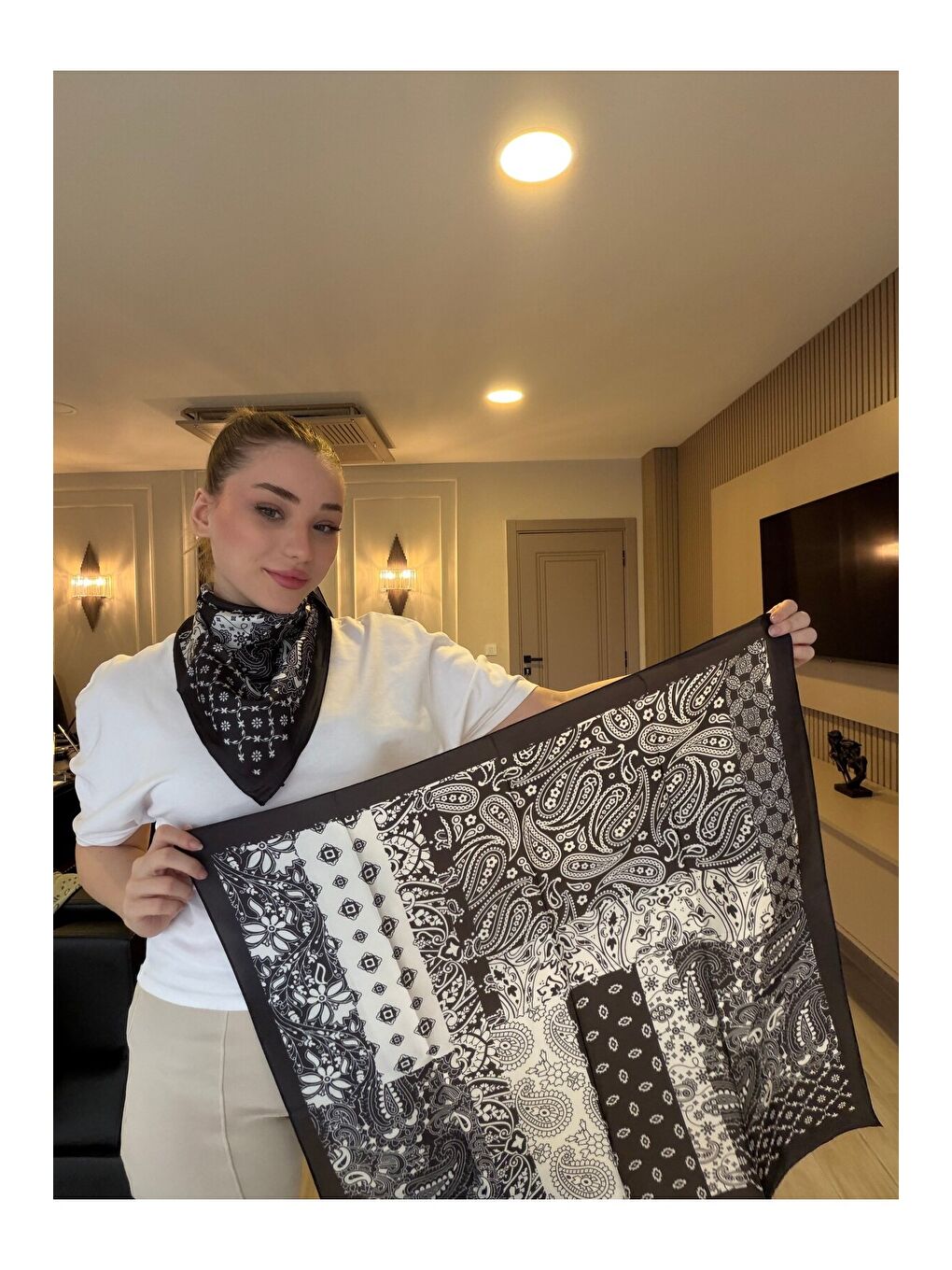 Kadın Desenli Saten Boyun Fuları Bandana Siyah Beyaz FLR2005-1