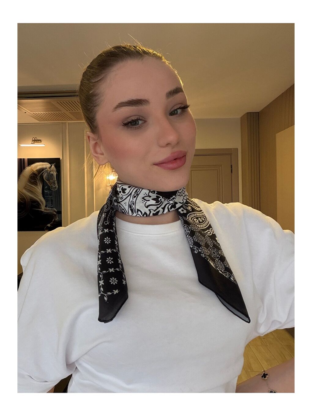 Kadın Desenli Saten Boyun Fuları Bandana Siyah Beyaz FLR2005-2