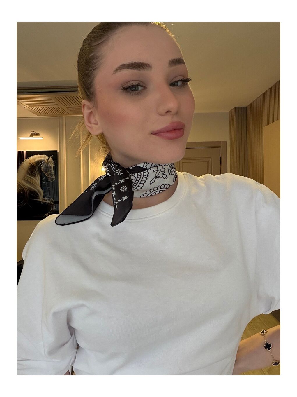 Kadın Desenli Saten Boyun Fuları Bandana Siyah Beyaz FLR2005-3