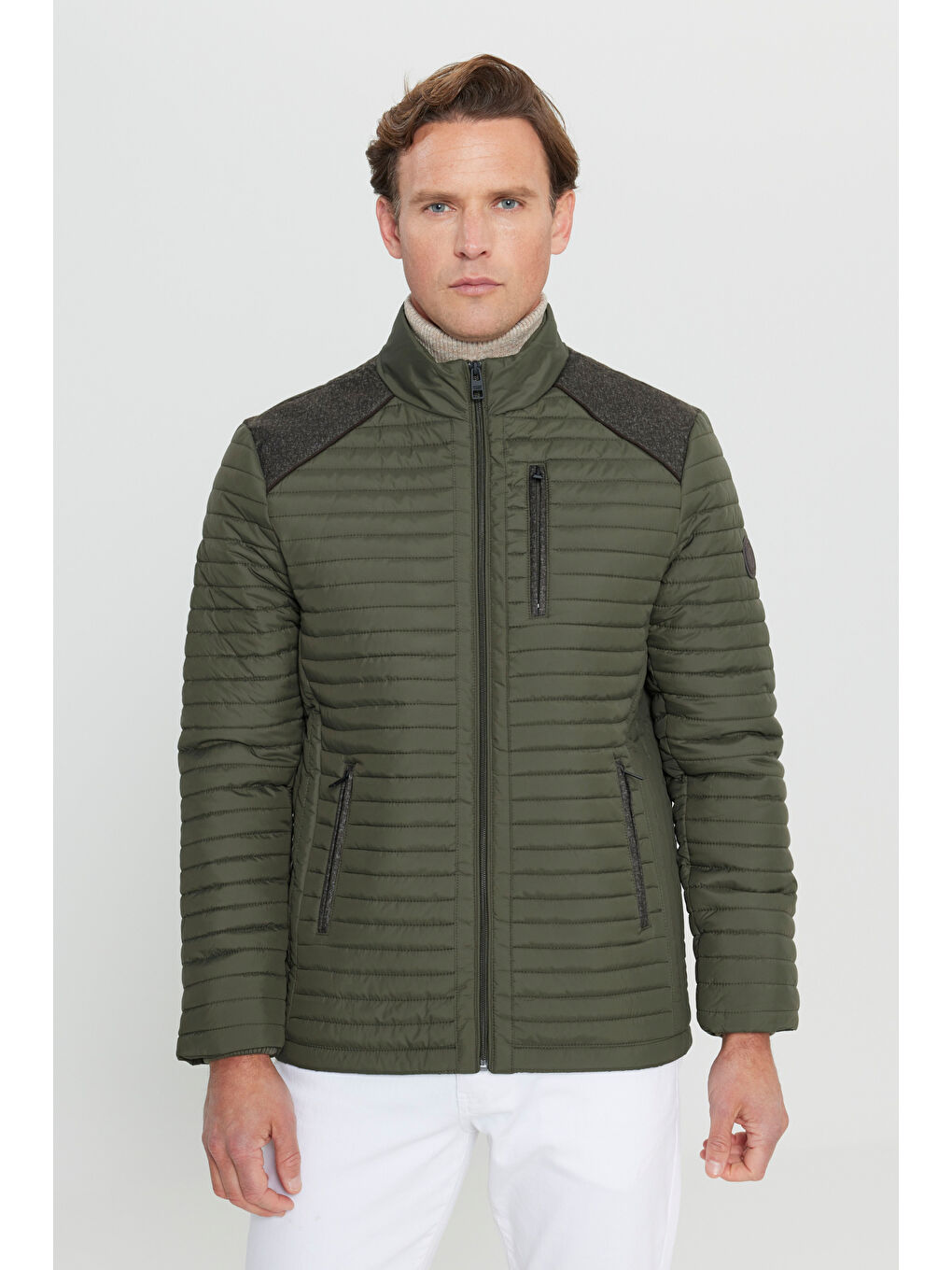 Erkek Haki Standart Fit Normal Kesim Kapitone Desenli Dik Yaka Fermuarlı Yan Cep Şişme Mont-2