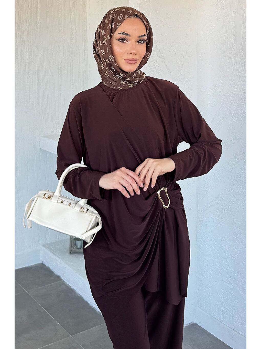 Kahverengi Bel Lastikli Pantolon Gold Tokalı Tunik Tesettür İkili Takım
