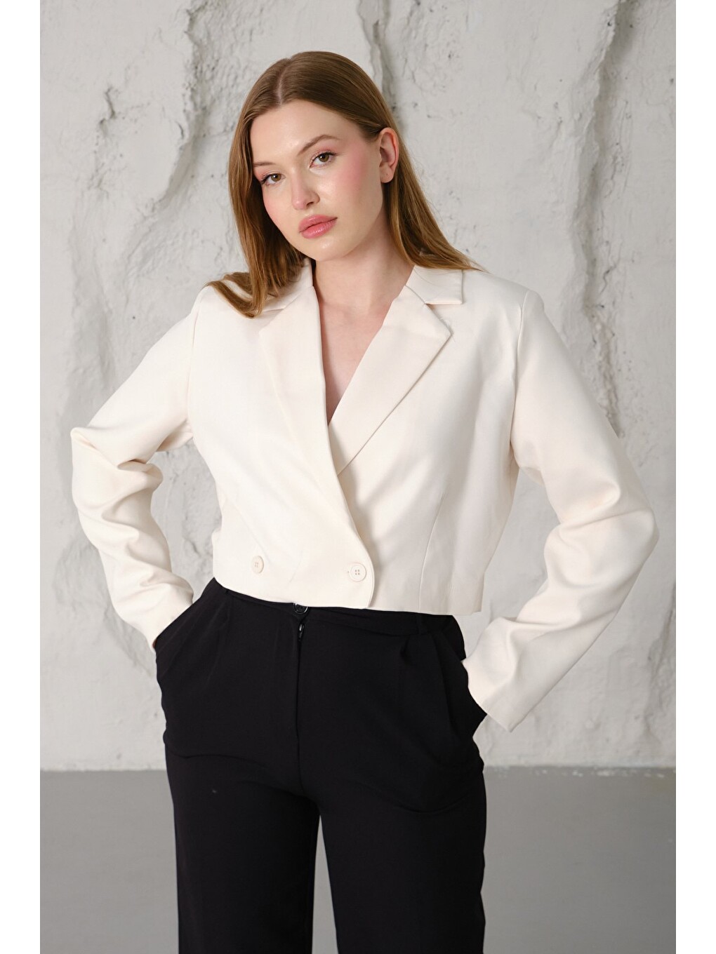 Ekru Kadın Regular Fit Çift Düğme Detaylı Crop Blazer Ceket – Modern Tasarım