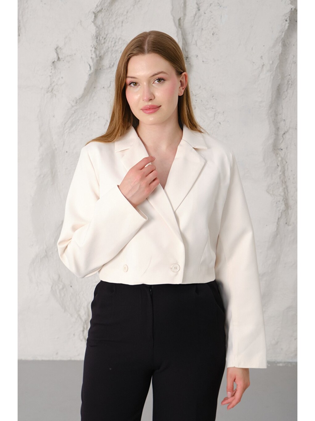 Ekru Kadın Regular Fit Çift Düğme Detaylı Crop Blazer Ceket – Modern Tasarım-1