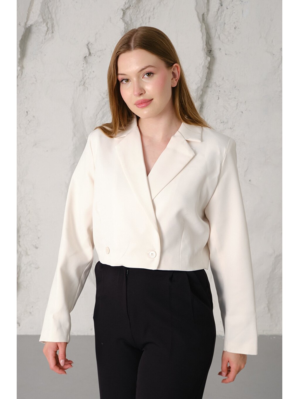 Ekru Kadın Regular Fit Çift Düğme Detaylı Crop Blazer Ceket – Modern Tasarım-2