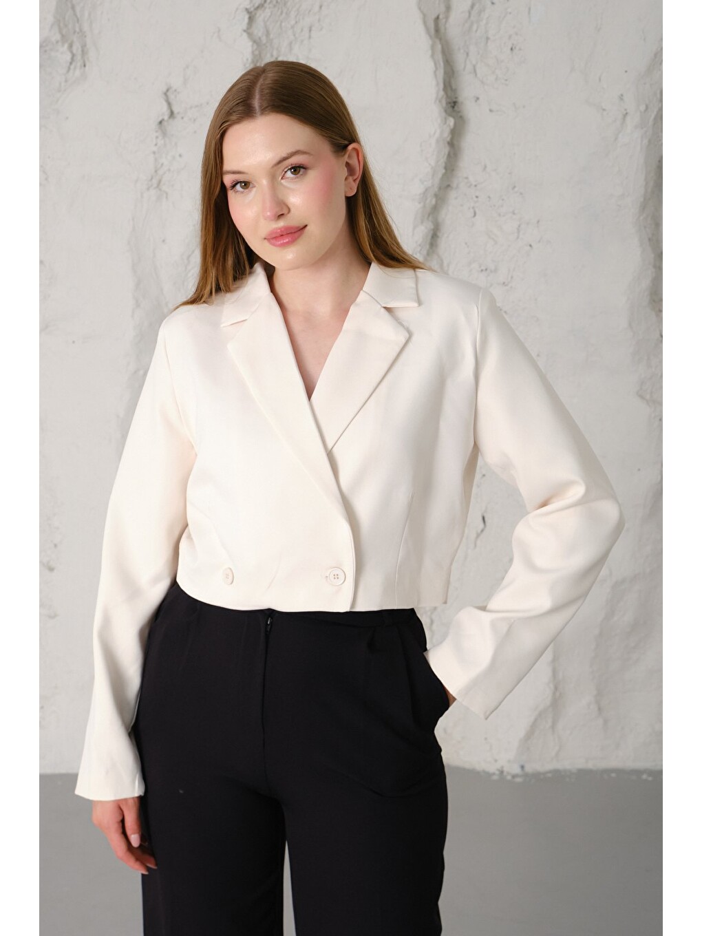 Ekru Kadın Regular Fit Çift Düğme Detaylı Crop Blazer Ceket – Modern Tasarım-4
