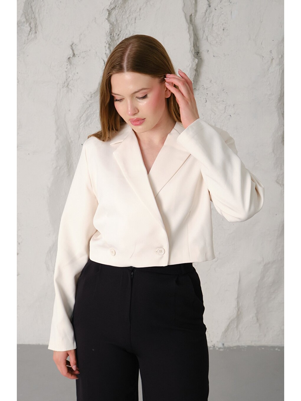 Ekru Kadın Regular Fit Çift Düğme Detaylı Crop Blazer Ceket – Modern Tasarım-5