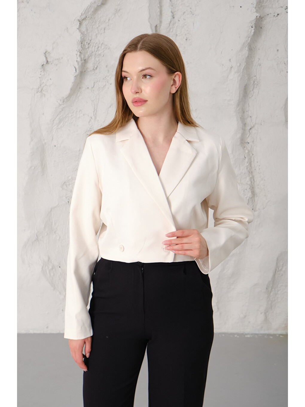 Ekru Kadın Regular Fit Çift Düğme Detaylı Crop Blazer Ceket – Modern Tasarım-6