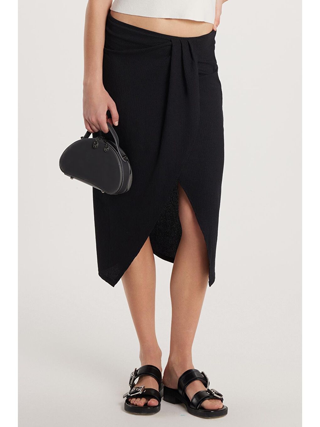 Kadın Regular Fit Klasik Kesim Gofre Önden Yırtmaçlı Siyah Midi Etek