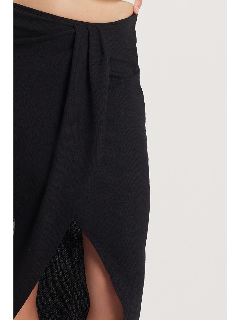 Kadın Regular Fit Klasik Kesim Gofre Önden Yırtmaçlı Siyah Midi Etek-1