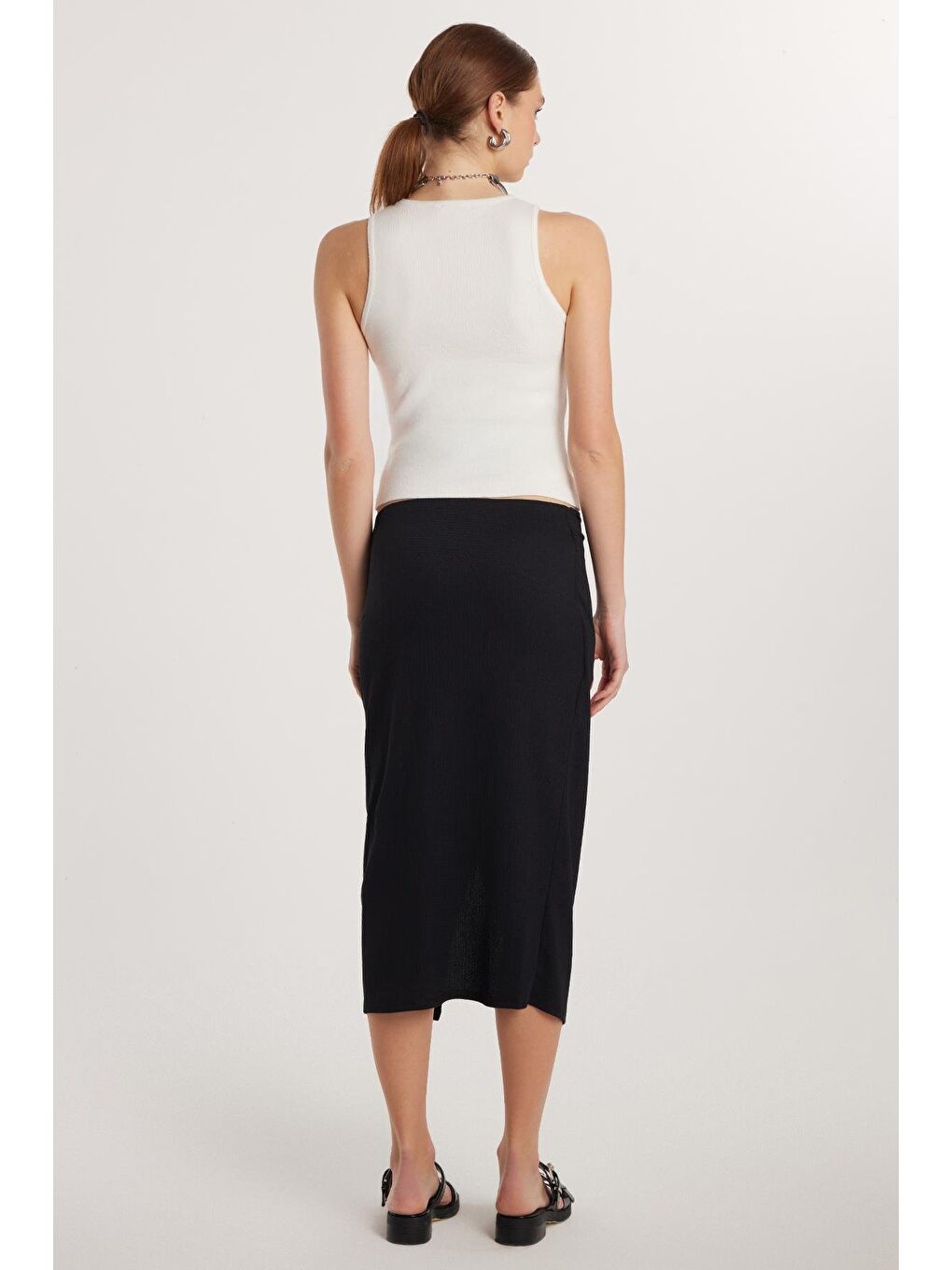 Kadın Regular Fit Klasik Kesim Gofre Önden Yırtmaçlı Siyah Midi Etek-4