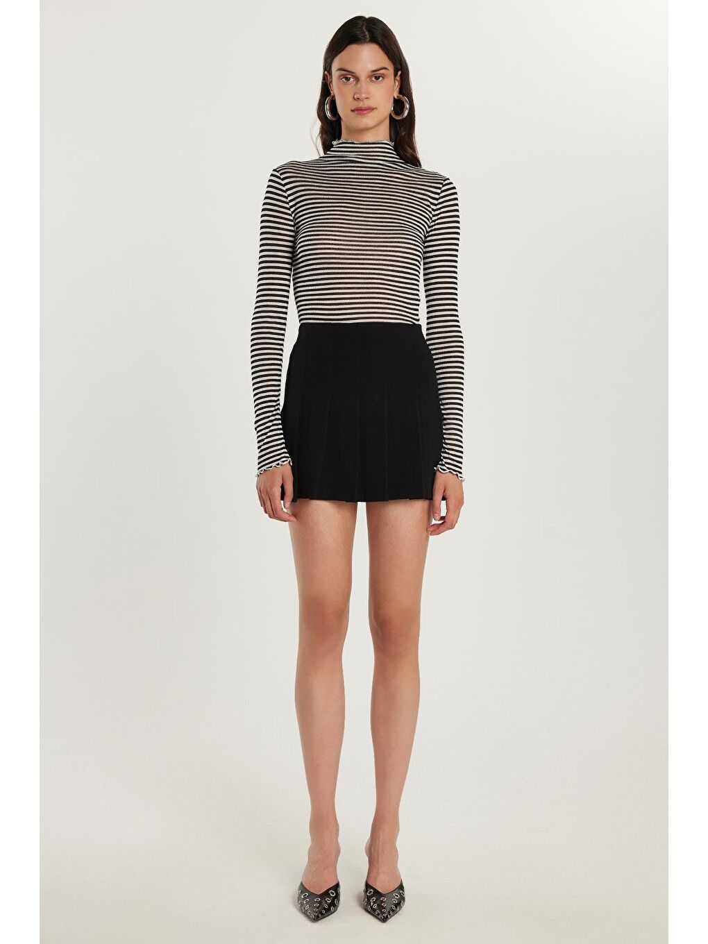 Kadın Slim Fit Dar Kesim Viskon Kumaş Pileli Siyah Mini Etek-3