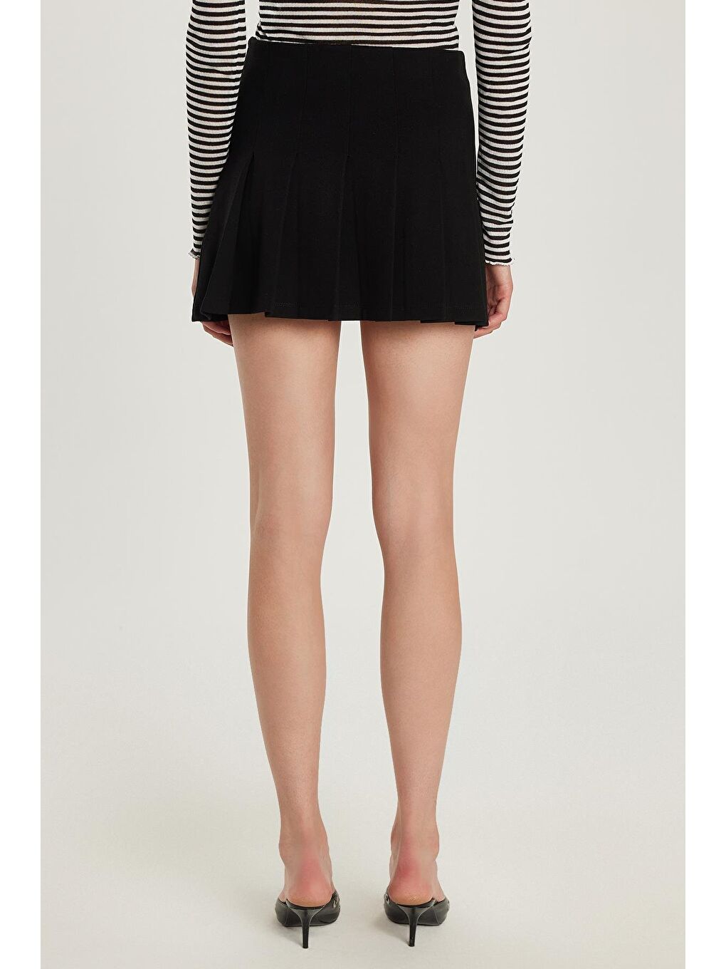 Kadın Slim Fit Dar Kesim Viskon Kumaş Pileli Siyah Mini Etek-4