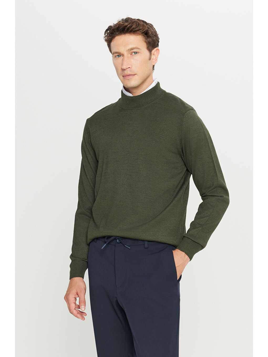 Erkek Haki Yünlü Standart Fit Normal Kesim Yarım Balıkçı Yaka Basic Triko Kazak