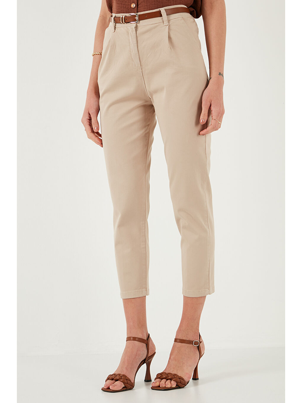 Bej Streç Pamuklu Regular Fit Yüksek Bel Düz Kısa Paça Kemerli Pantolon 668Yp5335-2