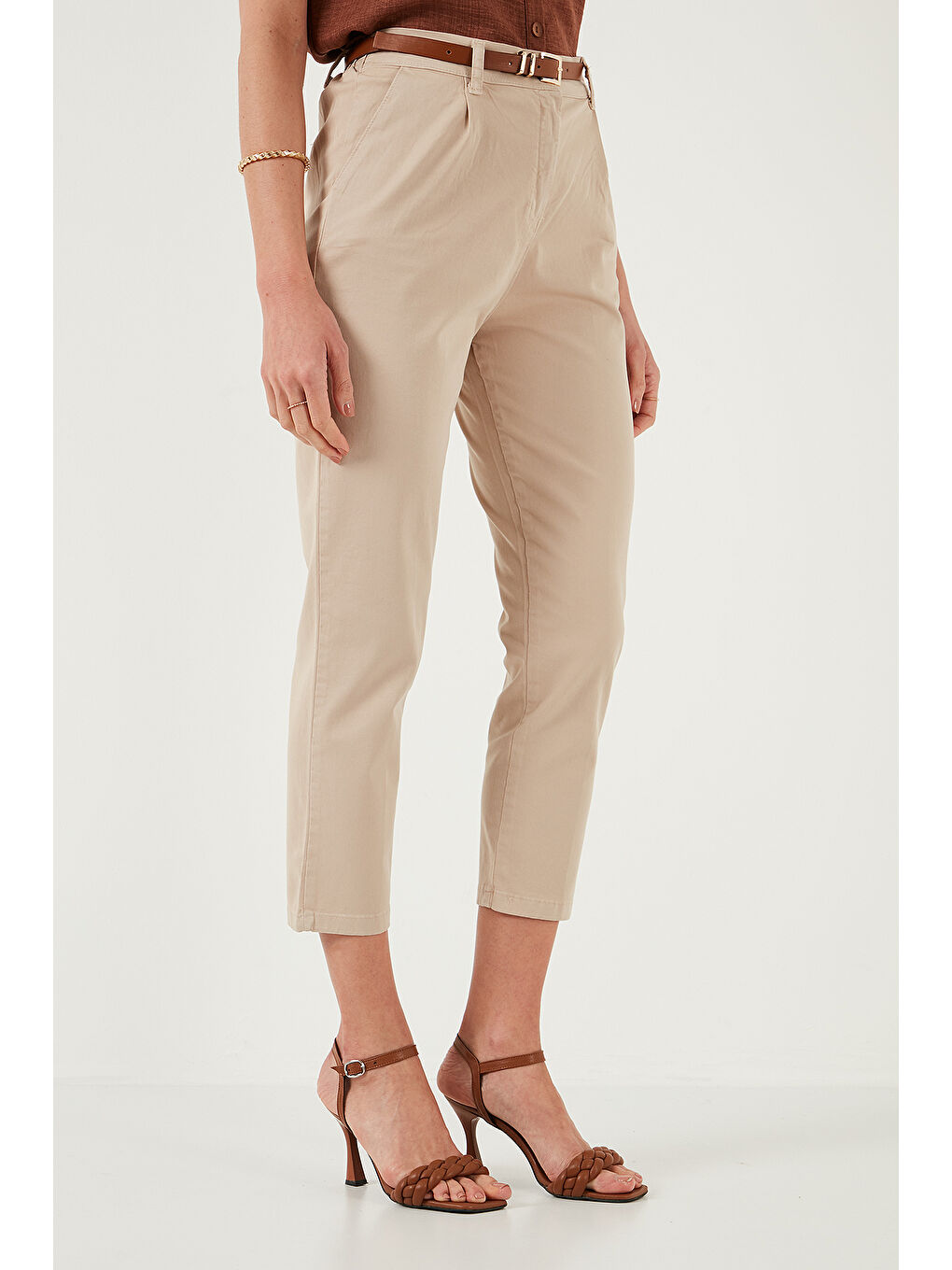 Bej Streç Pamuklu Regular Fit Yüksek Bel Düz Kısa Paça Kemerli Pantolon 668Yp5335-3