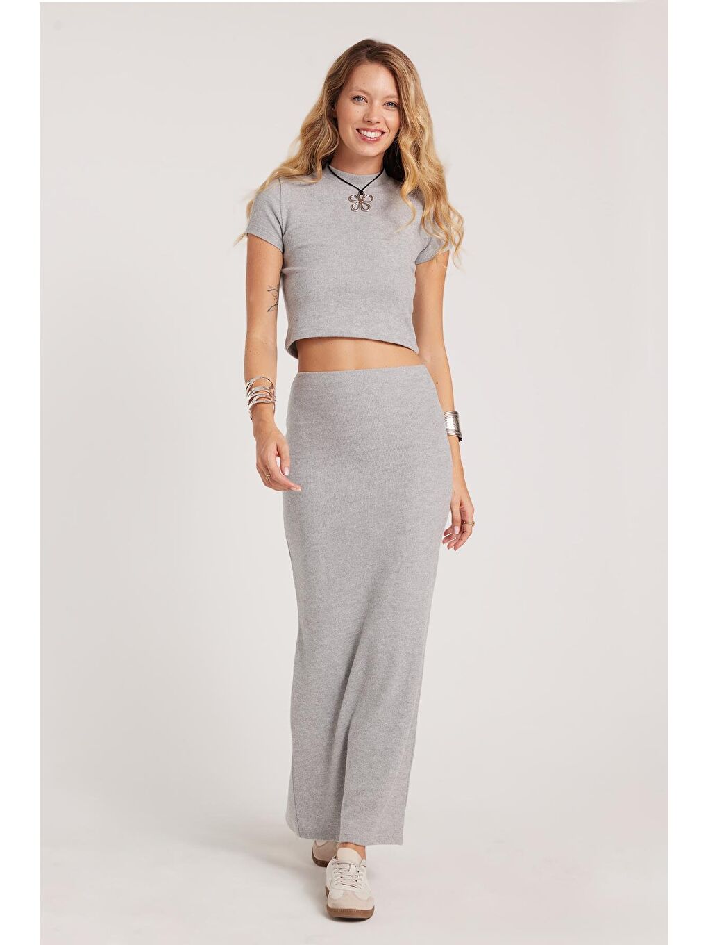 Kadın Slim Fit Dar Kesim Yırtmaçlı Gri Etek-1