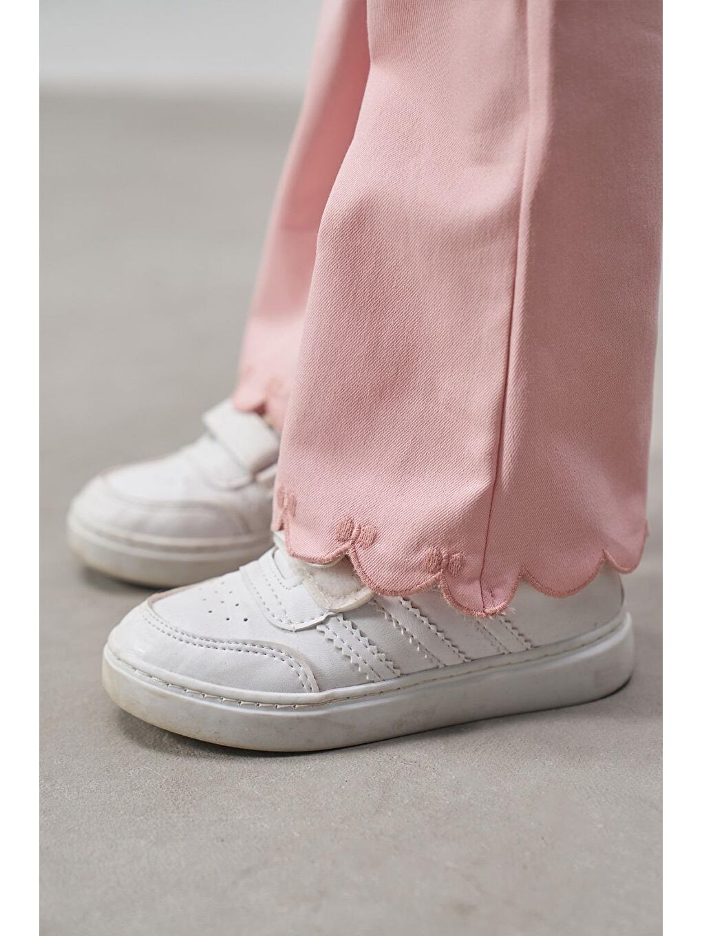 Pembe Kız Çocuk Pamuklu İspanyol Paça Nakış Detaylı Pantolon-3