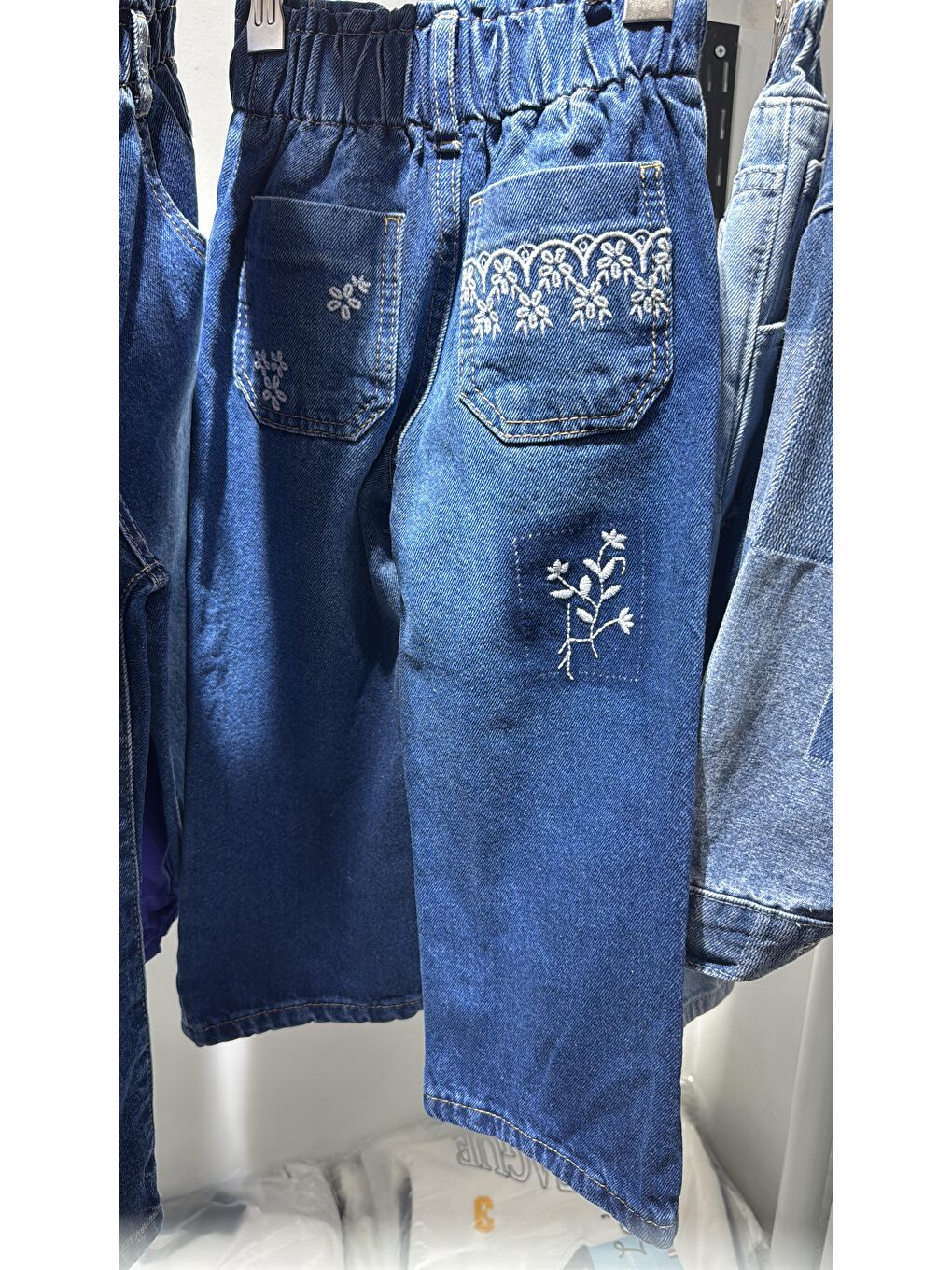 Mavi Kız Çocuk Nakışlı Jean Pantolon – Elastik Belli, Çiçek Detaylı Denim Alt-2