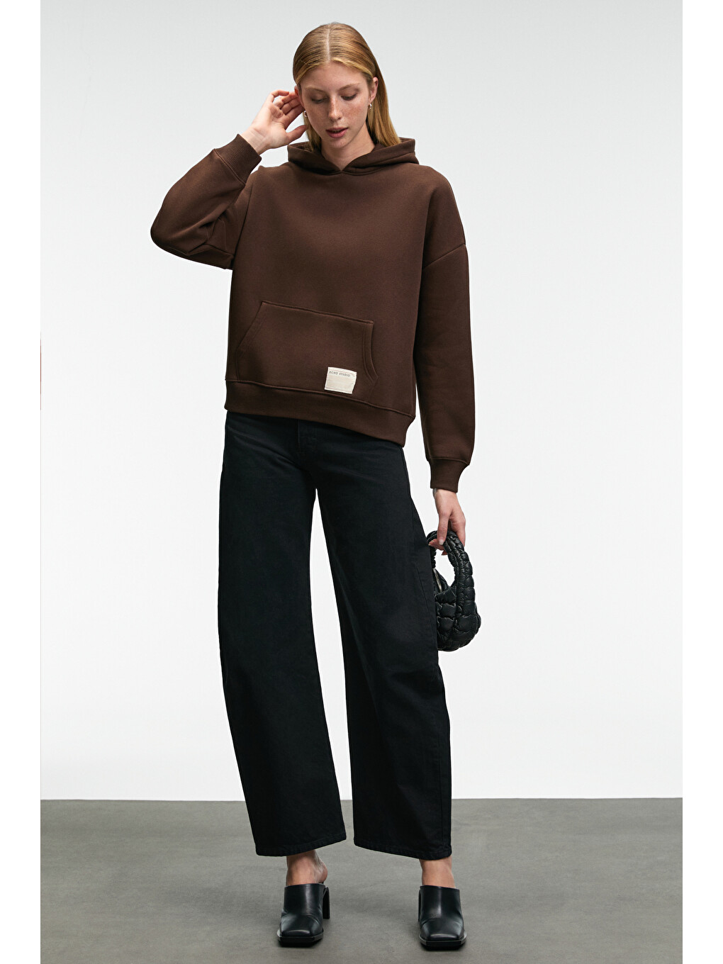 Clarıe Kadın Organik Pamuklu Oversize Kanguru Cepli Kapüşonlu Kahverengi Sweatshirt-1