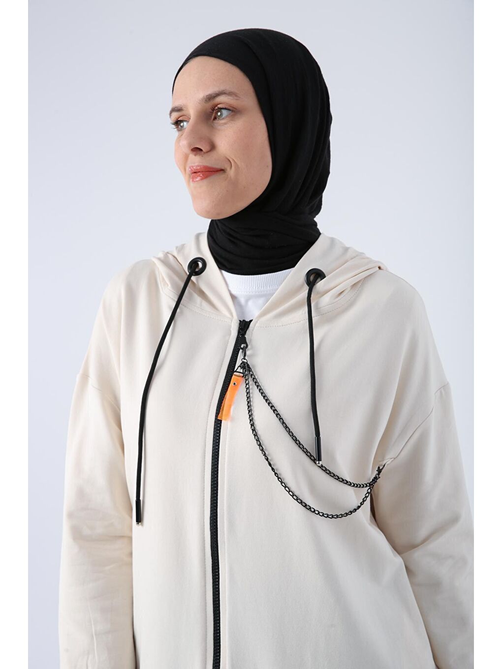 Ekru Kapüşonlu Zincir Detaylı Fermuarlı Sweat Hırka-4