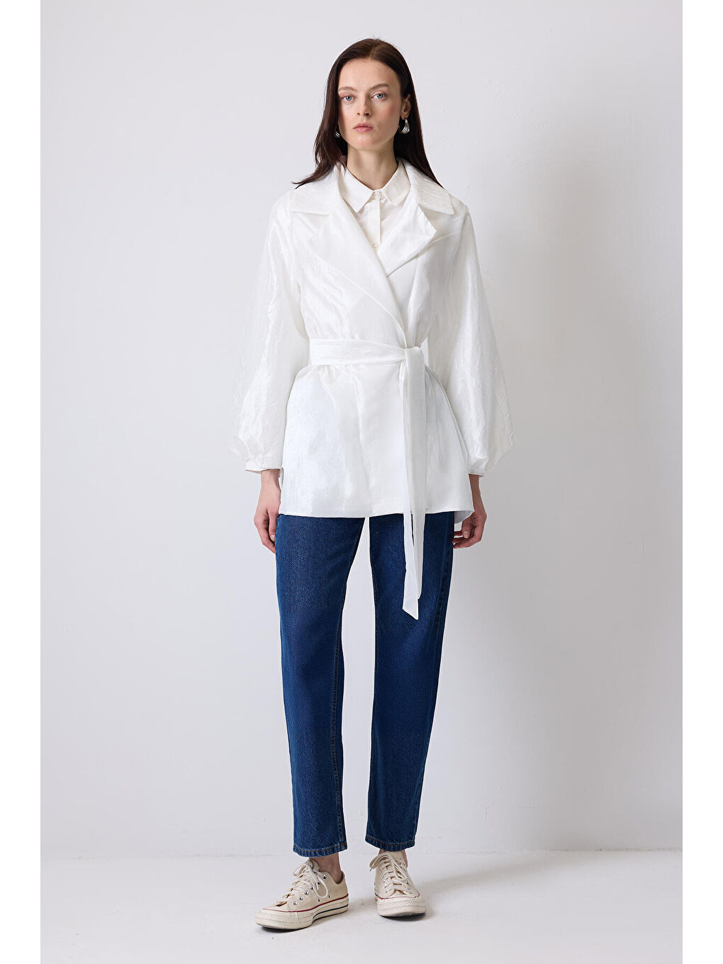 Beyaz Jakarlı Kemerli Oversıze Ceket