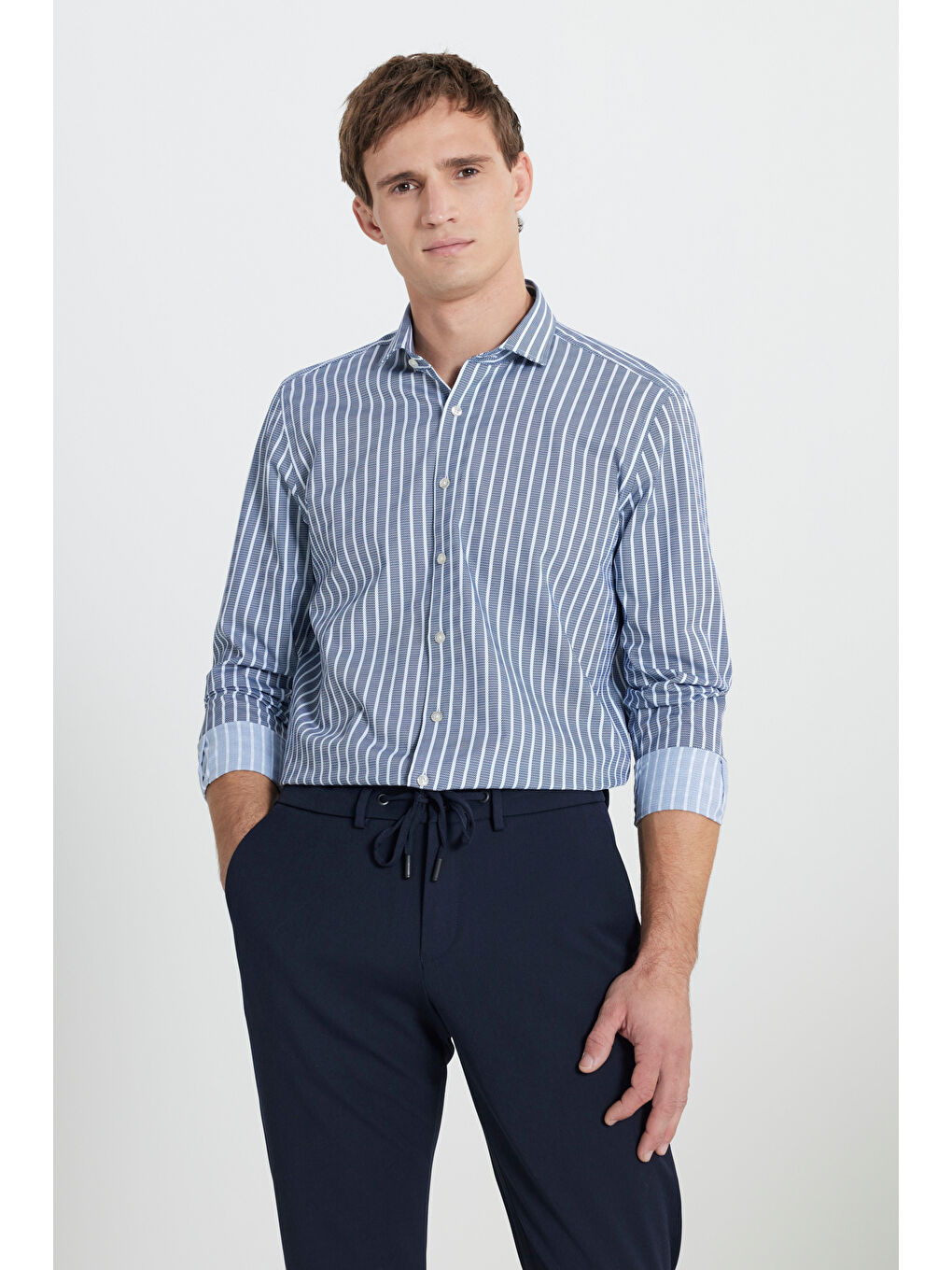 Erkek Beyaz-Lacivert %100 Pamuk Slim Fit Dar Kesim Küçük İtalyan Yaka Çizgili Gömlek