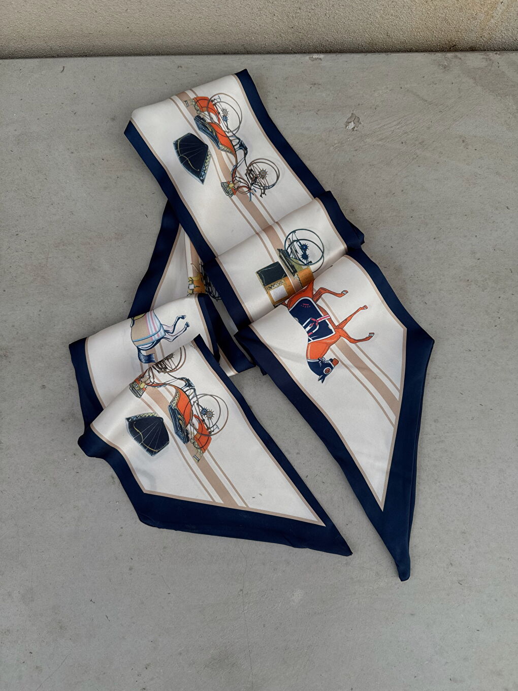 Lacivert Çerçeveli Çift Kat Karışık Figür Desenli Soft Saten Krem Fular