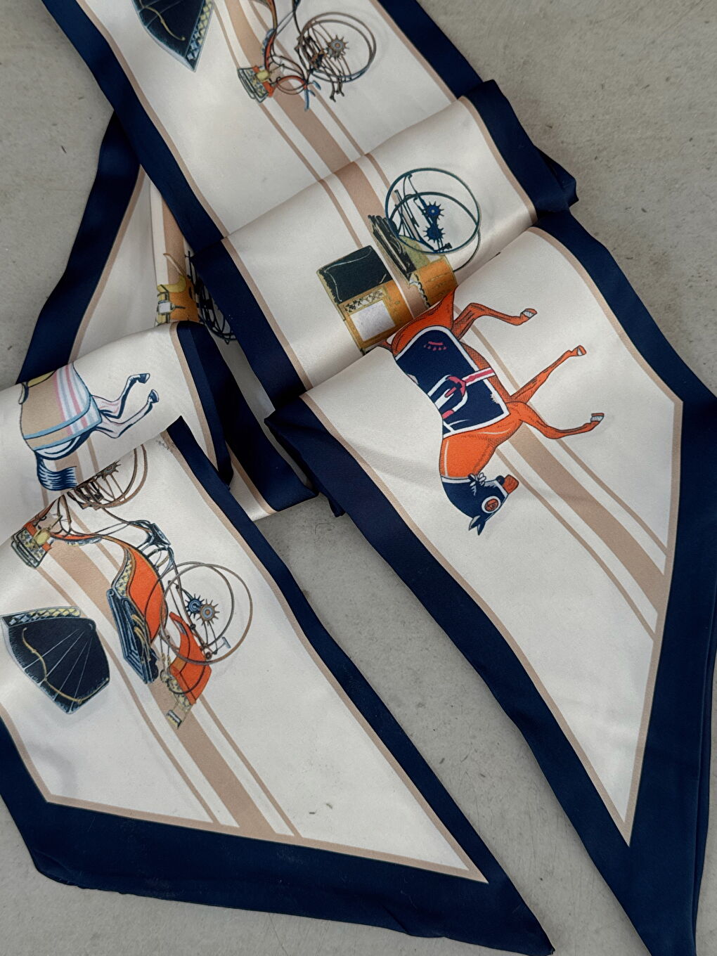 Lacivert Çerçeveli Çift Kat Karışık Figür Desenli Soft Saten Krem Fular-1