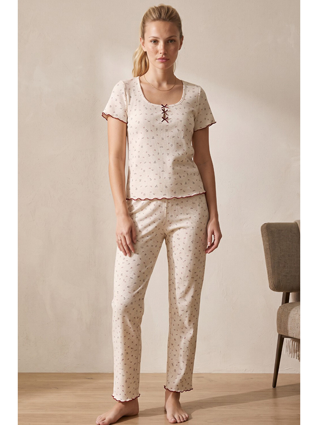 Bej Ten Rengi Çiçek Desenli Fiyonklu Pointelli Örme Pijama Takımı 26120660-1