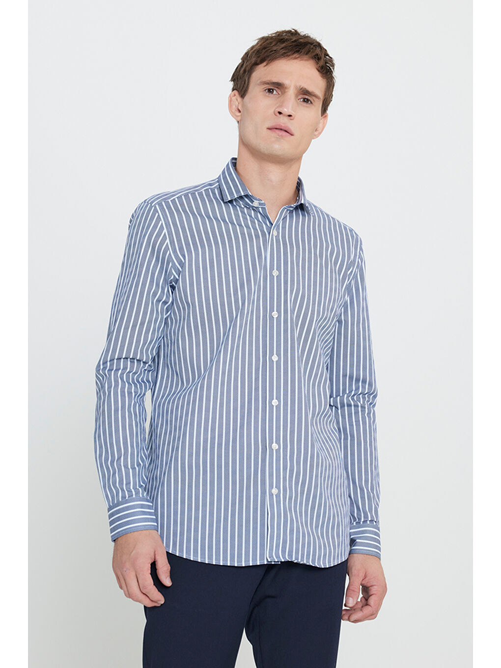 Erkek Beyaz-Lacivert %100 Pamuk Slim Fit Dar Kesim Küçük İtalyan Yaka Çizgili Gömlek-2