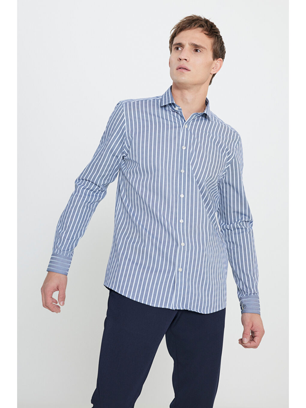 Erkek Beyaz-Lacivert %100 Pamuk Slim Fit Dar Kesim Küçük İtalyan Yaka Çizgili Gömlek-3