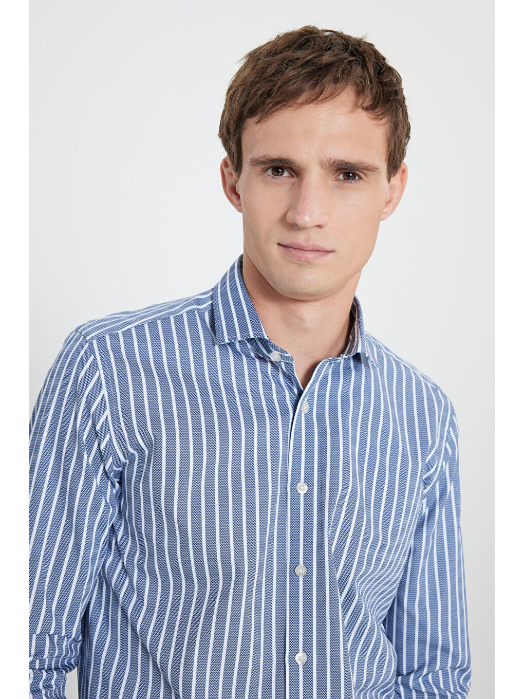 Erkek Beyaz-Lacivert %100 Pamuk Slim Fit Dar Kesim Küçük İtalyan Yaka Çizgili Gömlek-4