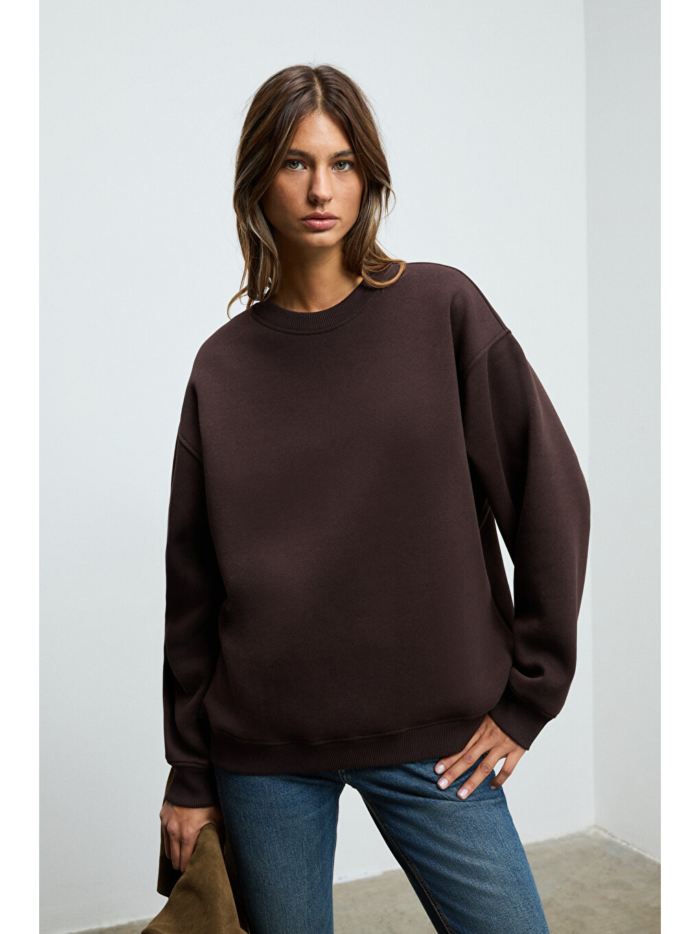 Karıus Kadın Organik Pamuklu İçi Polarlı Oversize Yuvarlak Yakalı Koyu Kahverengi Sweatshirt-1