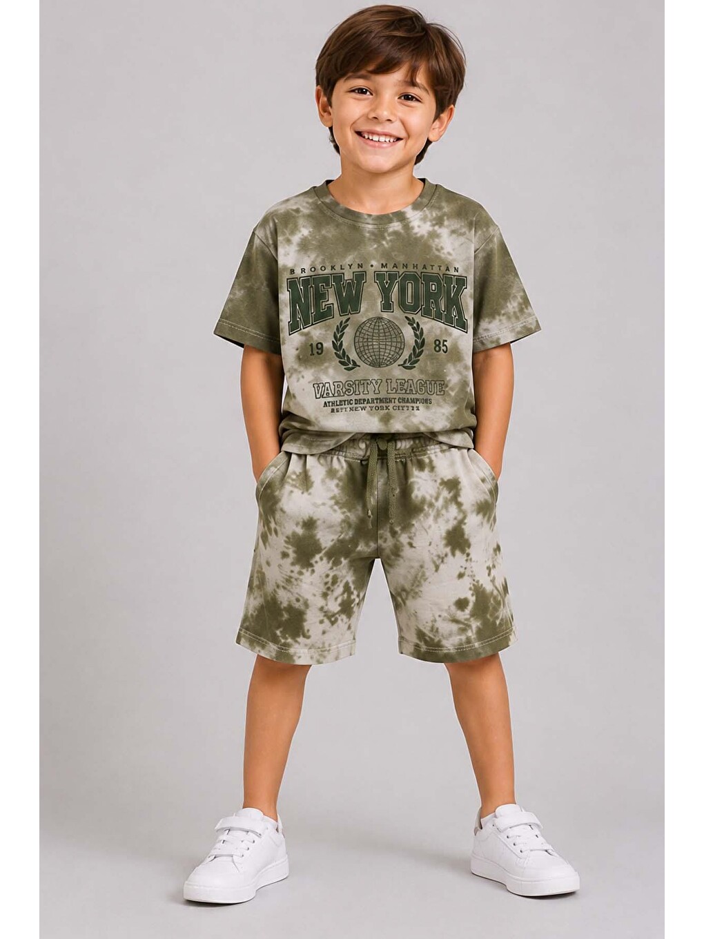 Erkek Çocuk Eskitme Detaylı Ve New York Baskılı T-shirt Yeşil Penye Şortlu Takım