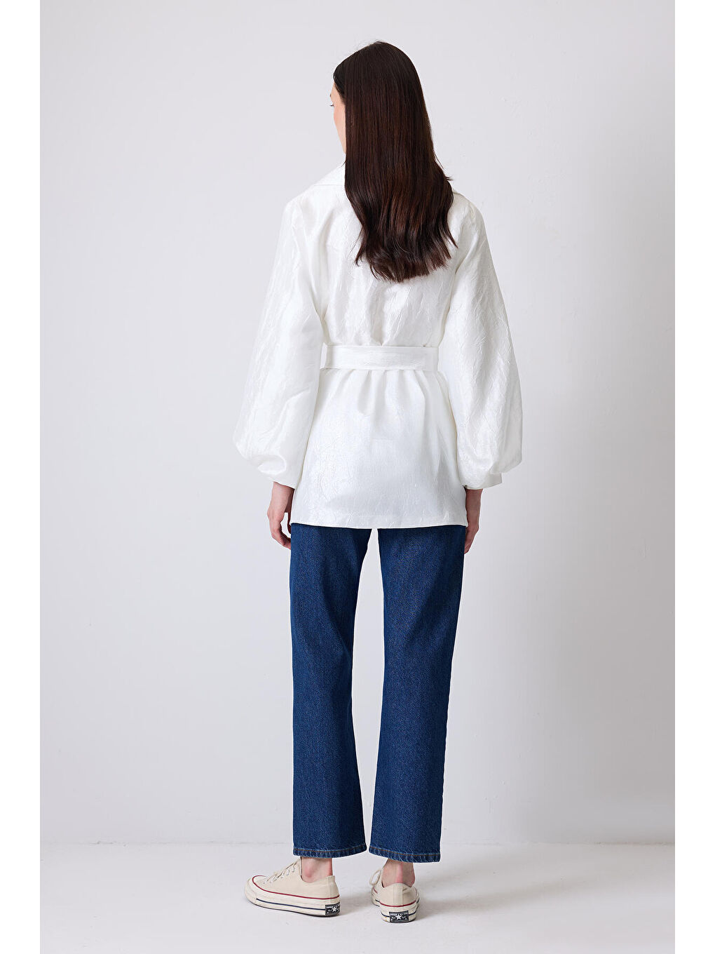 Beyaz Jakarlı Kemerli Oversıze Ceket-3