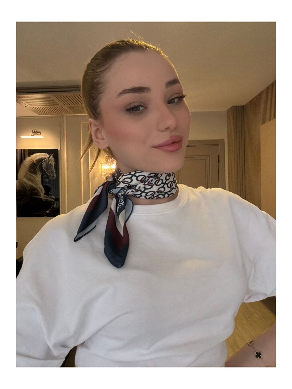 Kadın Geometrik Desenli Saten Boyun Fuları Bandana Lacivert Ekru Bordo FLR2003-1