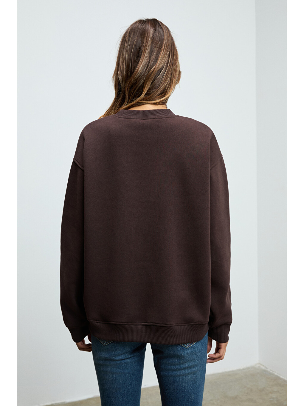 Karıus Kadın Organik Pamuklu İçi Polarlı Oversize Yuvarlak Yakalı Koyu Kahverengi Sweatshirt-4