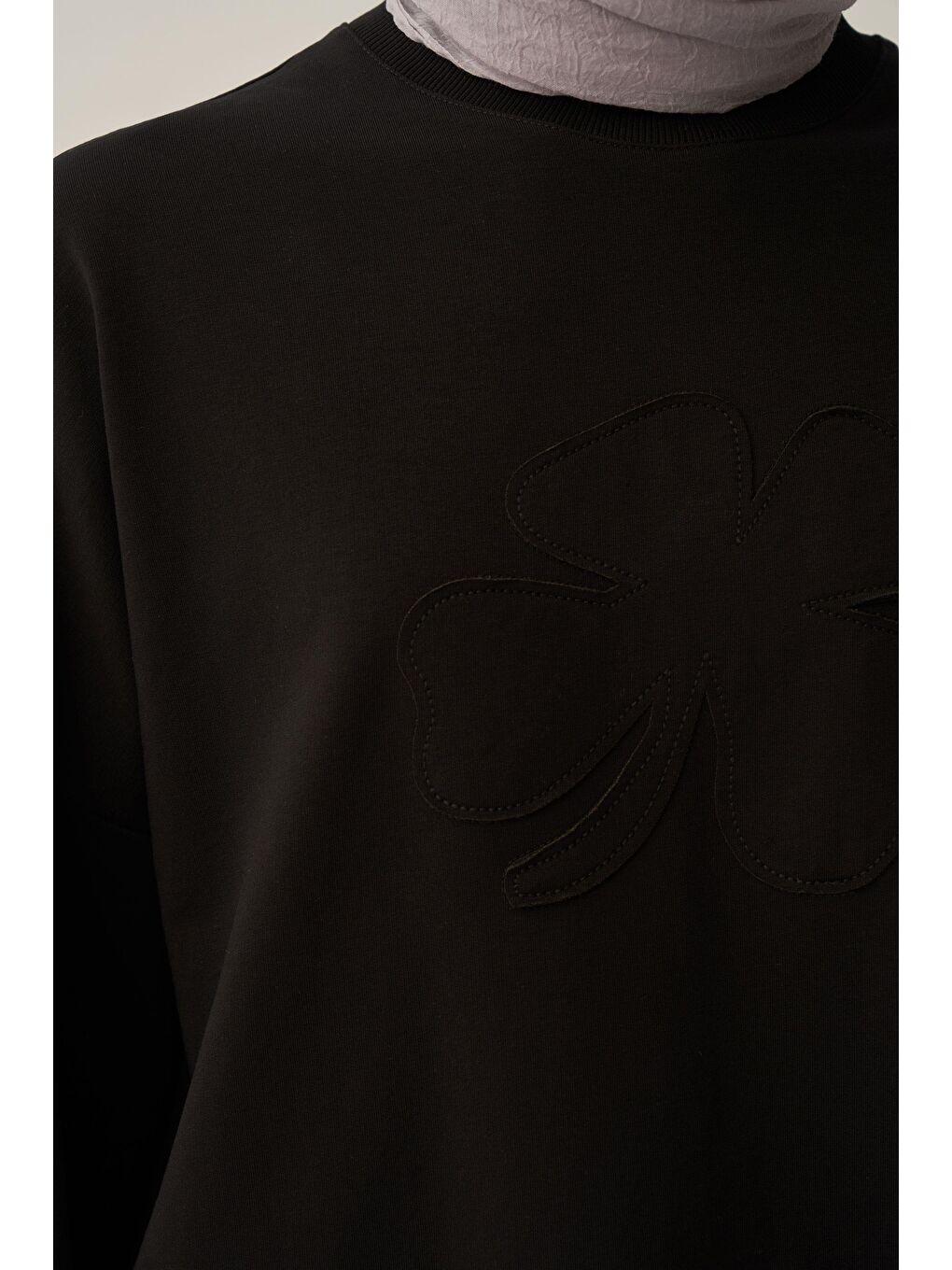 Siyah-Pamuklu Aplikeli Sweatsirt-3