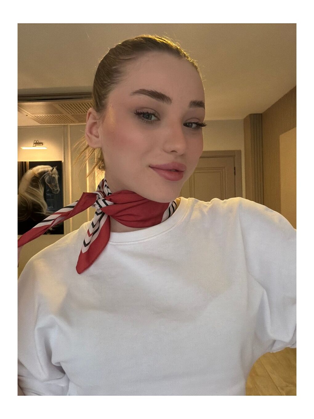 Kadın Desenli Saten Boyun Fuları Bandana Kırmızı Ekru Siyah FLR2001-1